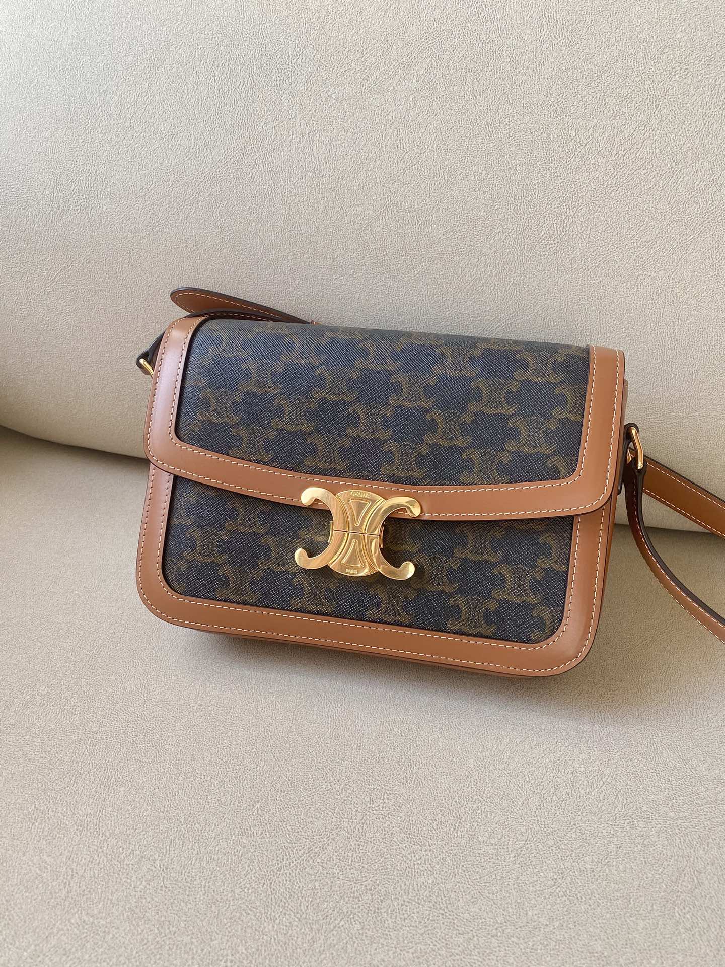 𝐂𝐞𝐥𝐢𝐧𝐞 Triomphe Medium 22.5cm