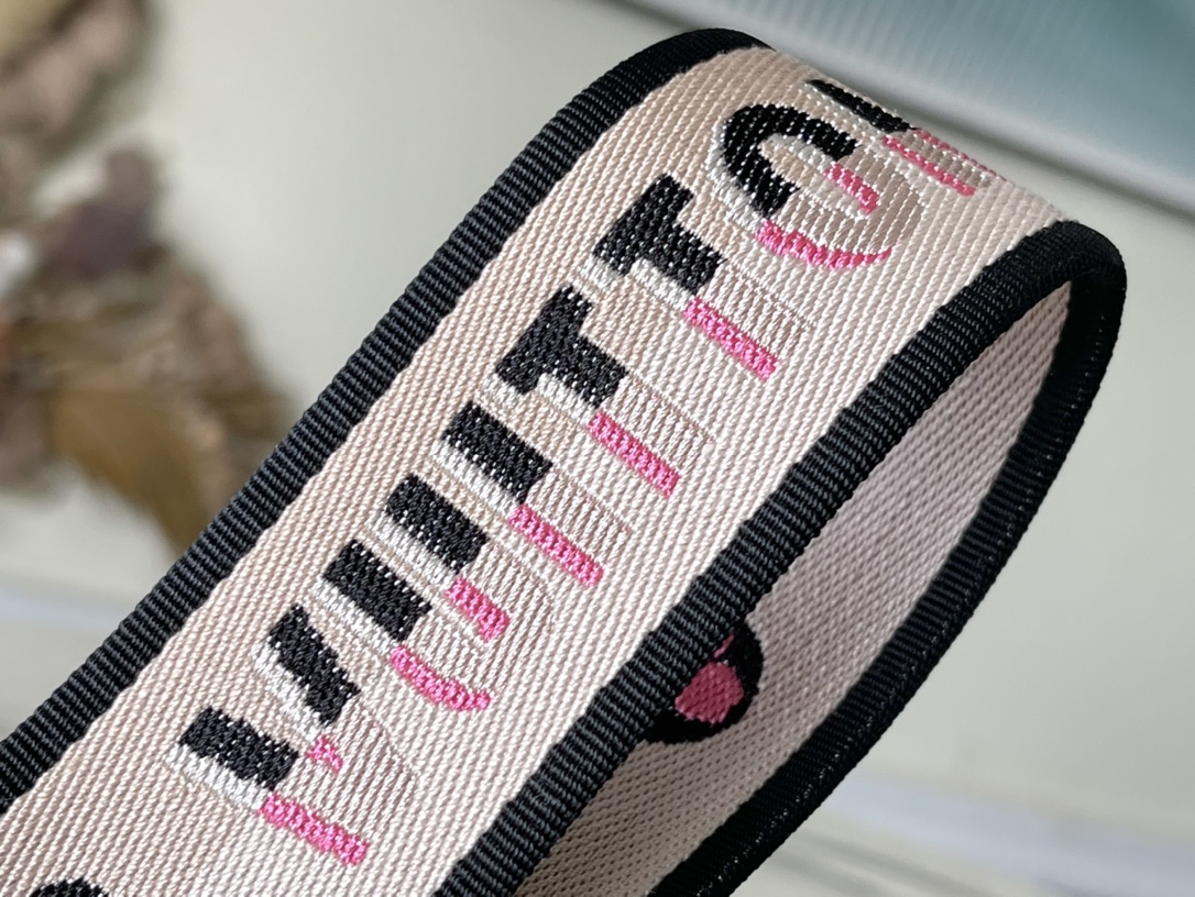 𝐋𝐎𝐔𝐈𝐒 𝐕𝐔𝐈𝐓𝐓𝐎𝐍    M46372