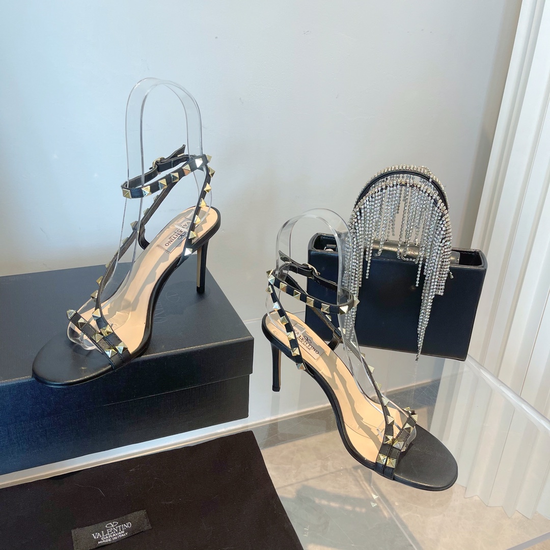 【Valentino】𝟐𝟎𝟐𝟏/𝐒𝐒 𝐧𝐞𝐰 Valentino's new Spring/Summer 2021 collection is still the classic studded collection