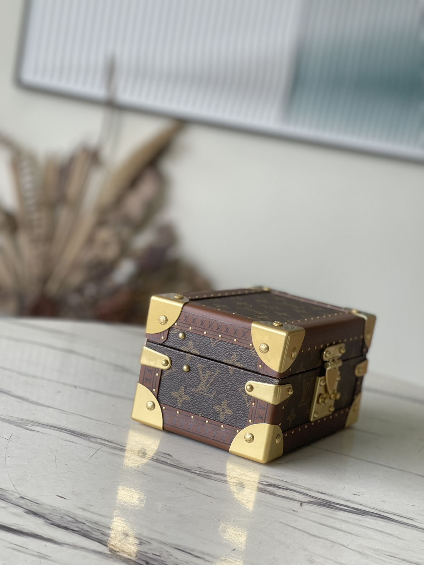 𝐋𝐎𝐔𝐈𝐒 𝐕𝐔𝐈𝐓𝐓𝐎𝐍 M20037 Apricot This jewelry box is decorated with a simple and elegant Monogram canvas bag