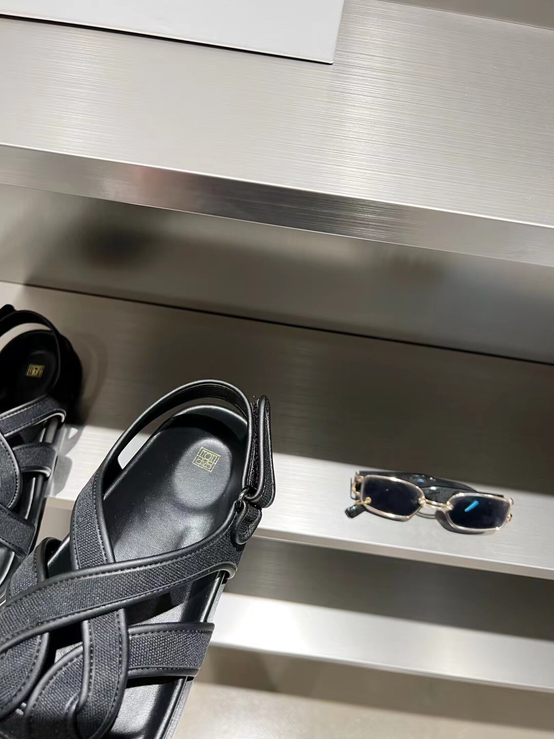 Toteme | 𝟐𝟎𝟐𝟏/𝐒𝐒 𝐧𝐞𝐰  Minimalist style toteme 2022/aw retro Roman sandals