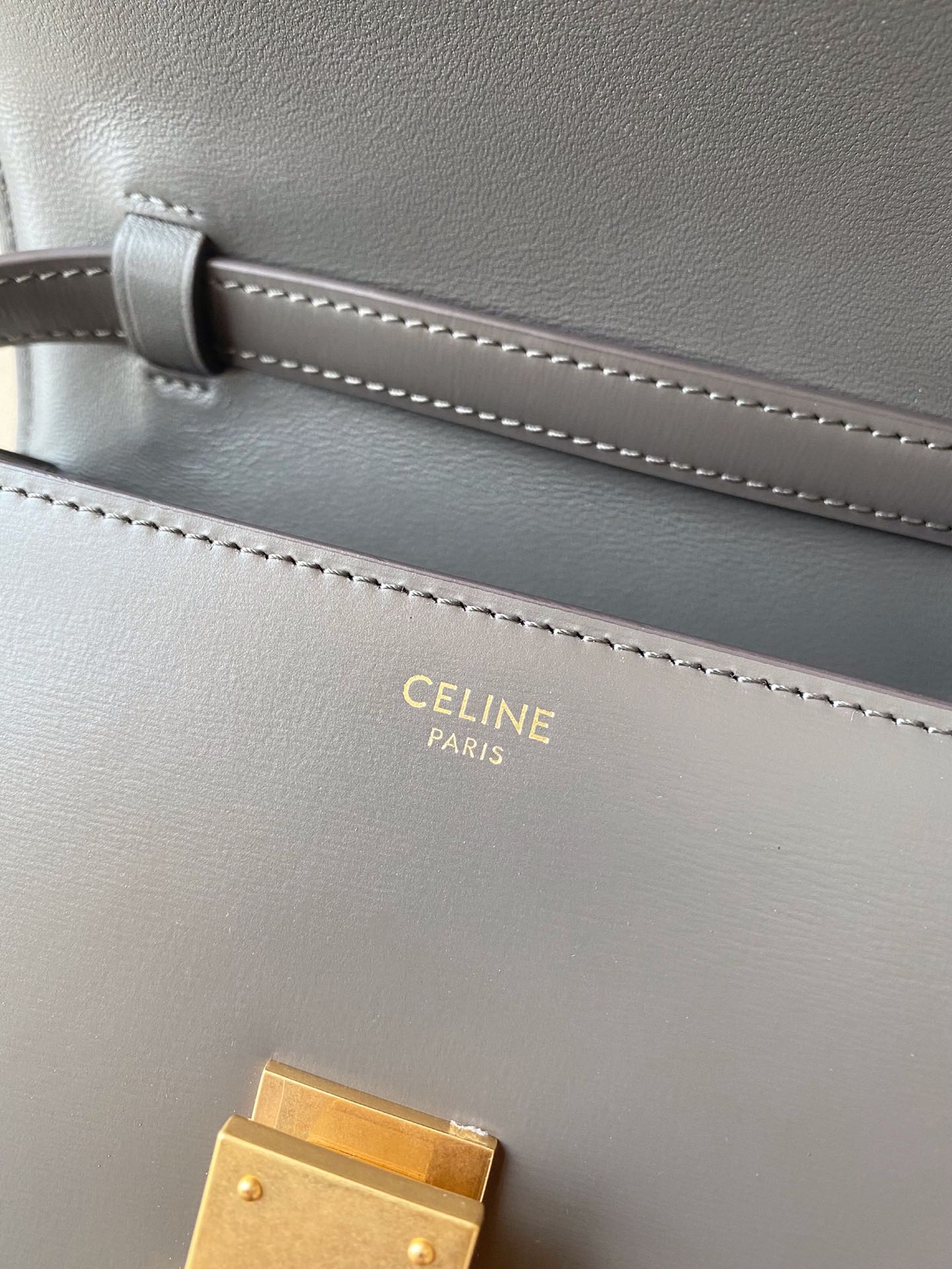 𝐂𝐞𝐥𝐢𝐧𝐞 Box Teen bag in polished calfskin