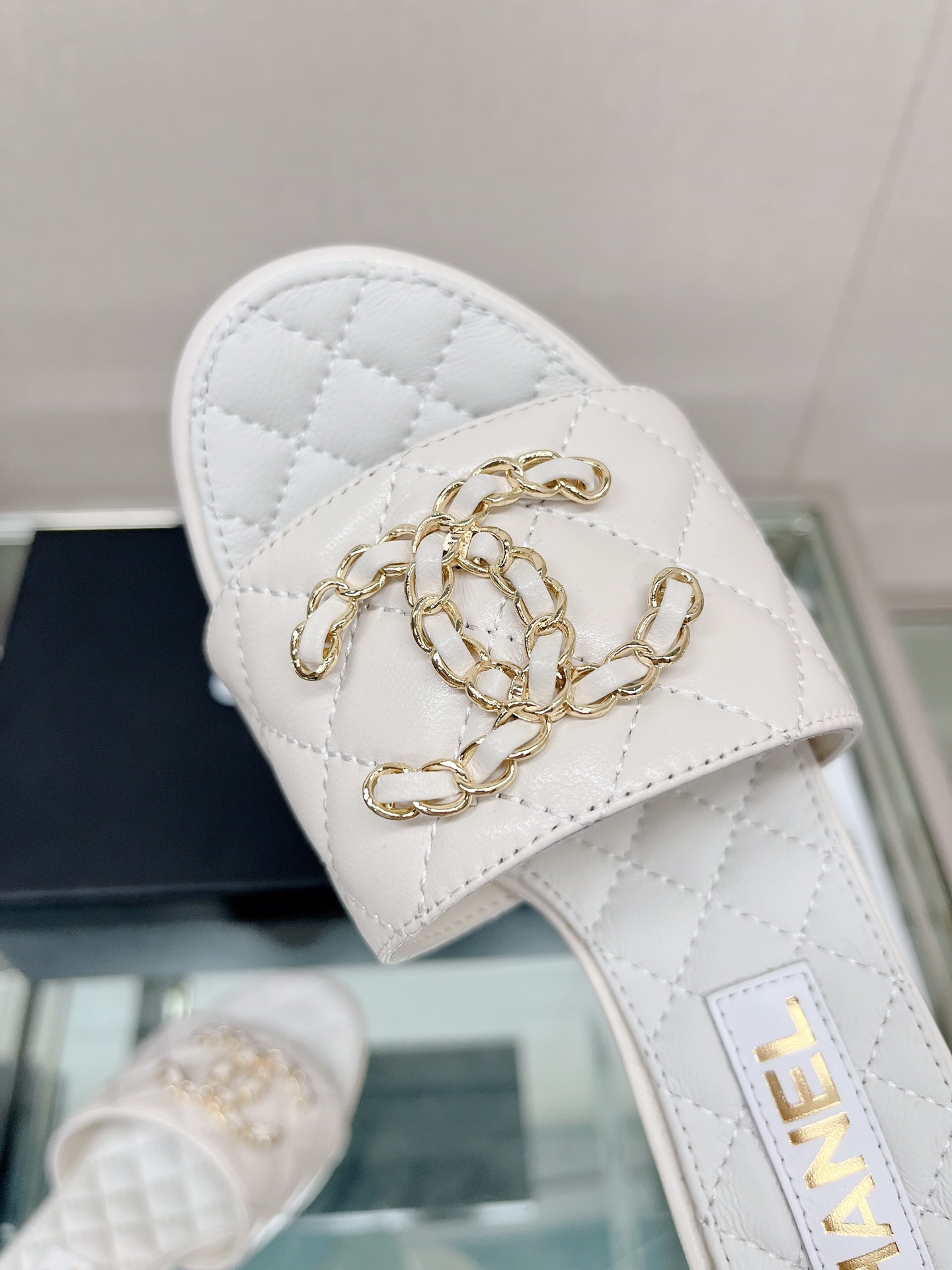 CHANEL 23Ss new diamond check chain double C buckle metal heel slippers sheepskin lining