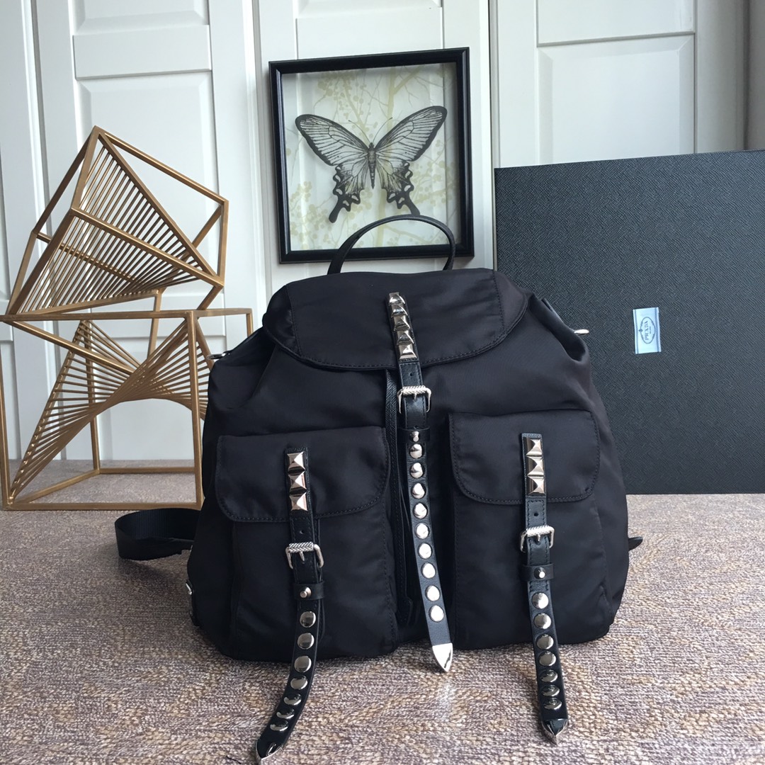 𝐏𝐑𝐀𝐃𝐀 Runway model shoulder bag