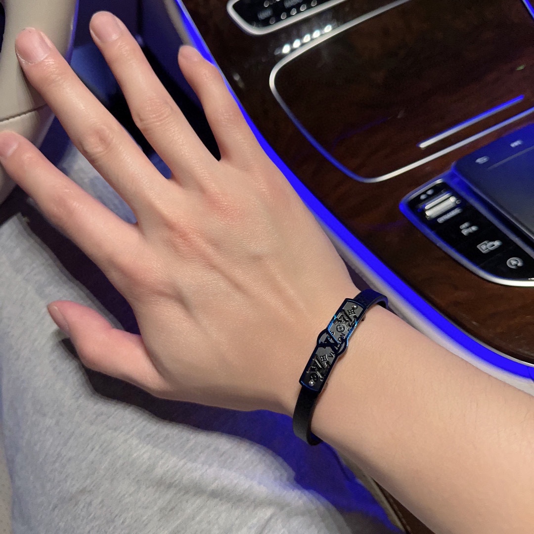 Louis Vuitton Cowhide bracelet, couple's style, length 22cm, adjustable and changeable