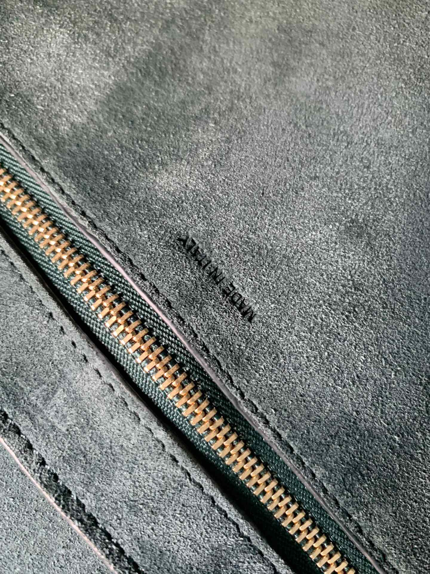 𝐂𝐞𝐥𝐢𝐧𝐞 SANGLE BUCKET bucket bag in soft grained calfskin