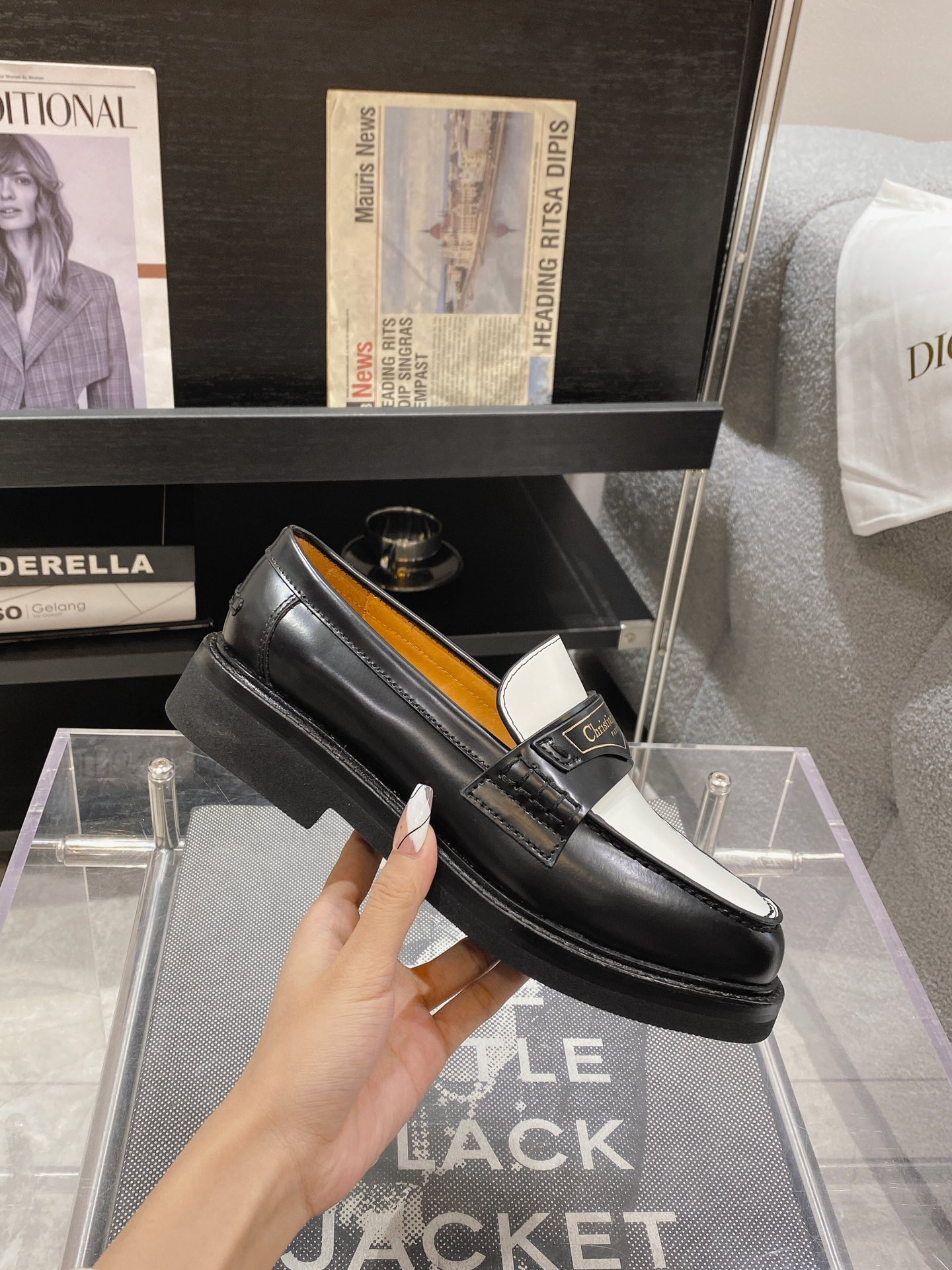 DIOR Early Spring 2023 New Loafers Black and White