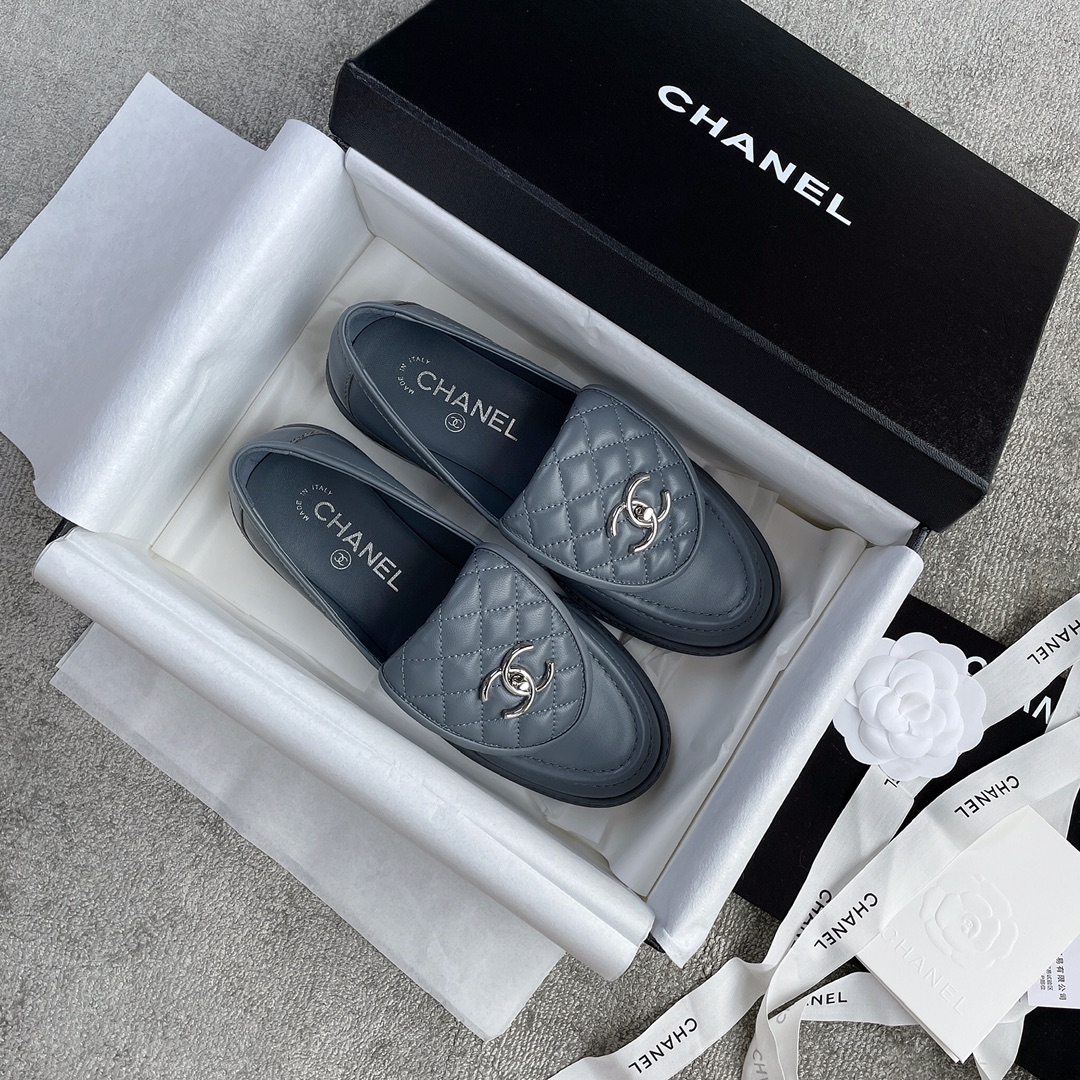 CHANEL a little retro with a flip-flop design through the dye leather sole