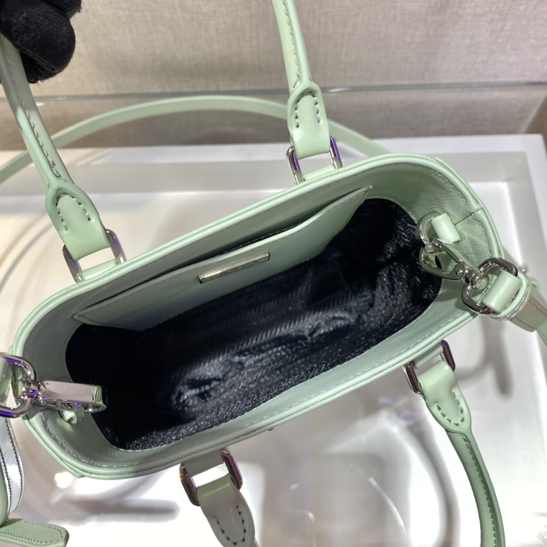 𝐏𝐑𝐀𝐃𝐀 Small Towing Bag 1BA331