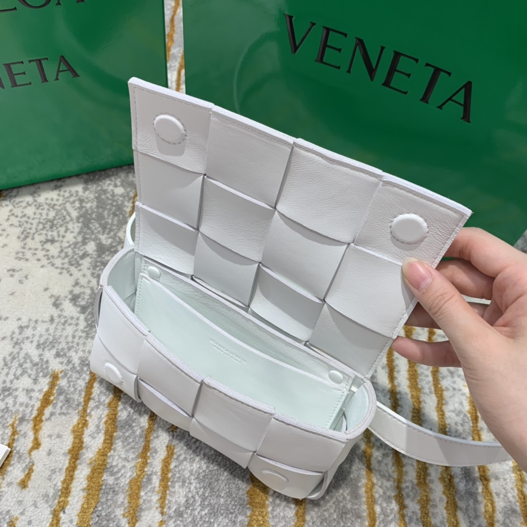 Bottega Veneta  𝗧𝗛𝗘 𝗕𝗘𝗟𝗧 𝗖𝗔𝗦𝗦𝗘𝗧𝗧𝗘 # 639367