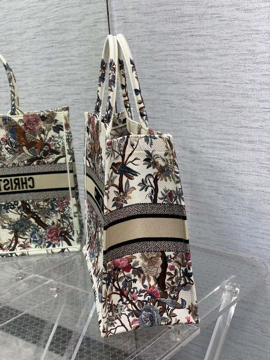 DIOR TOTE Magpie White Limited Edition Collection