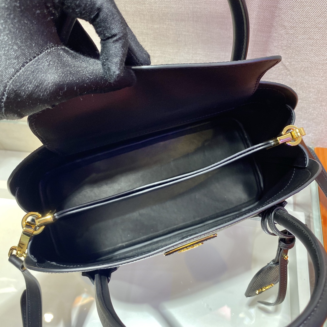 𝐏𝐑𝐀𝐃𝐀 Morning Handbag 1BA295