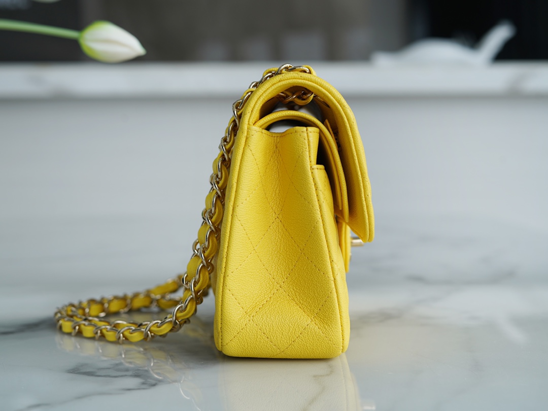 𝐂𝐇𝐀𝐍𝐄𝐋 Classic Flap washed cowhide is made from the most delicate calves just born washed fetal cow small lemon yellow 🍋