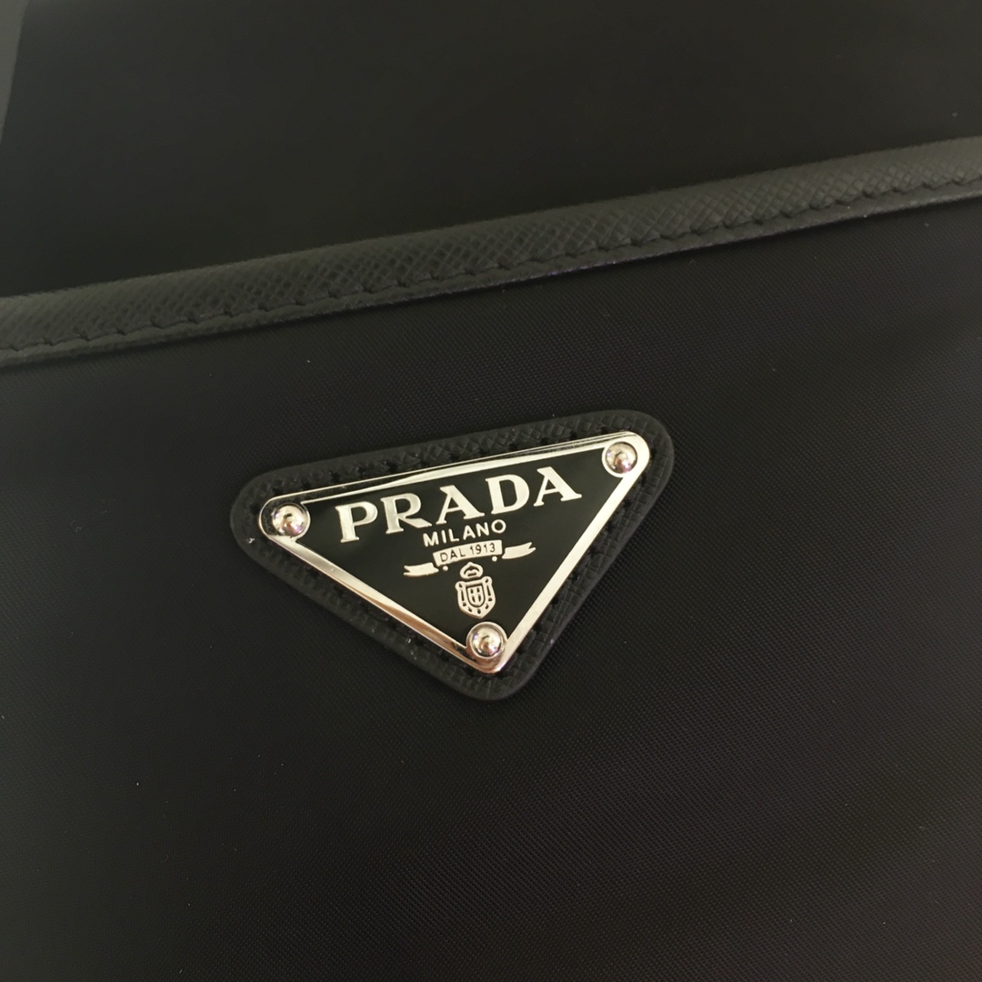 𝐏𝐑𝐀𝐃𝐀 New Chest Bag 2VZ026