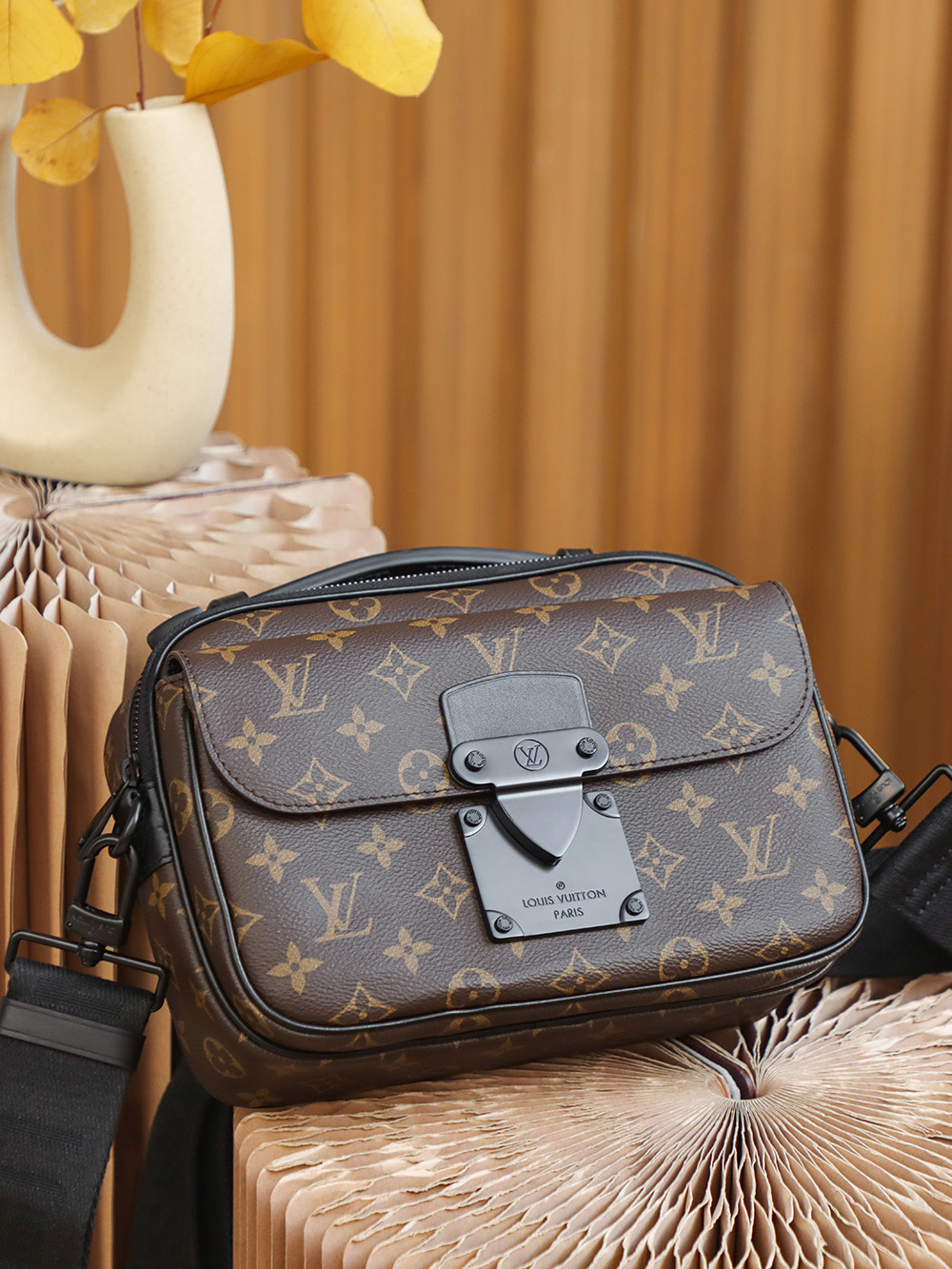 Louis Vuitton 𝐒 𝐋𝐎𝐂𝐊 messenger bag M45806
