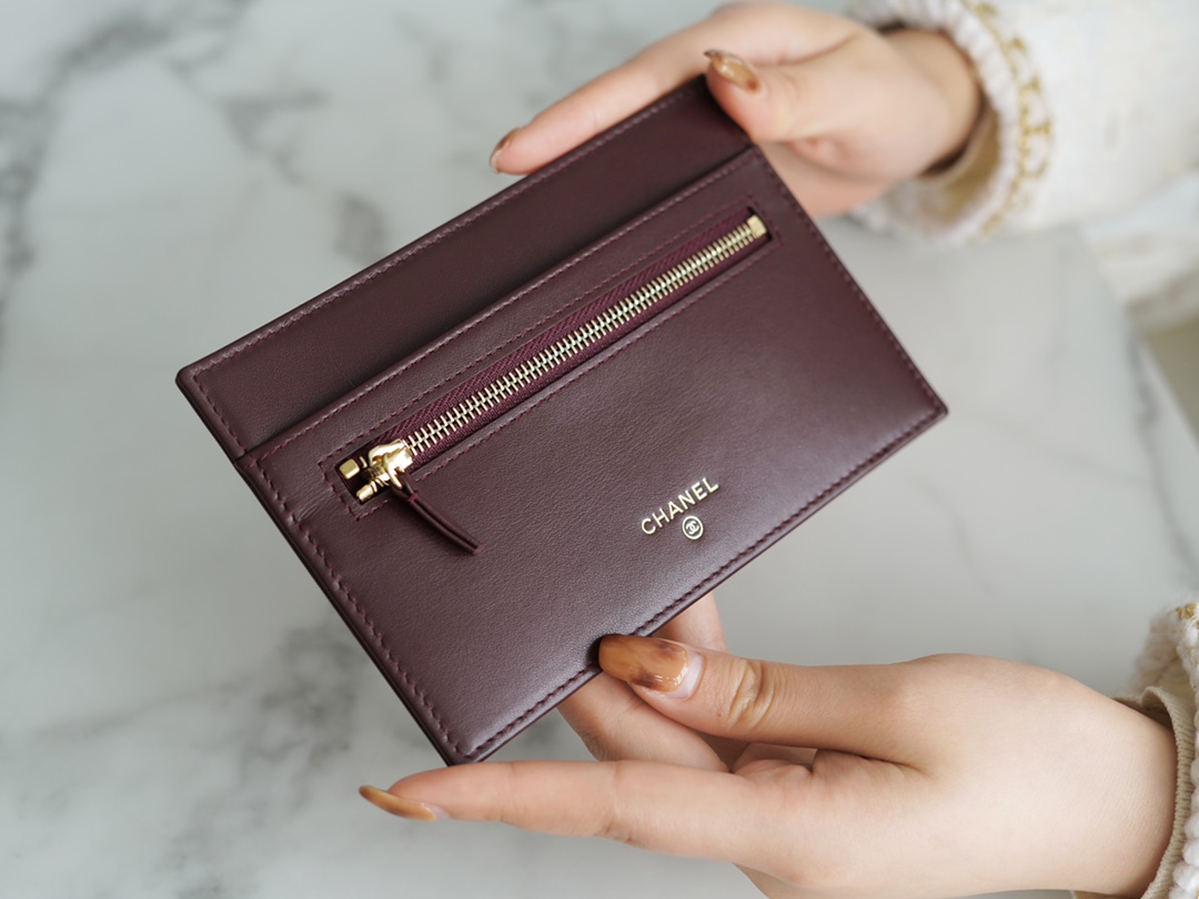 𝗖𝗛𝗔𝗘𝗡𝗟✦ Made of imported channel custom fine grain embossed calfskin 🐂 Classic 3-in-1 phone bag Black Gold