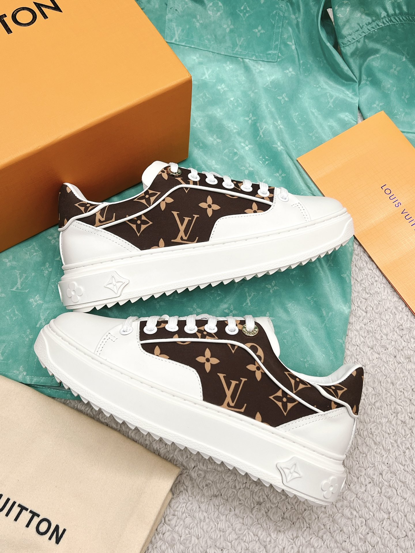 Louis Vuitton's new letter rhinestone white shoes series is new🆕