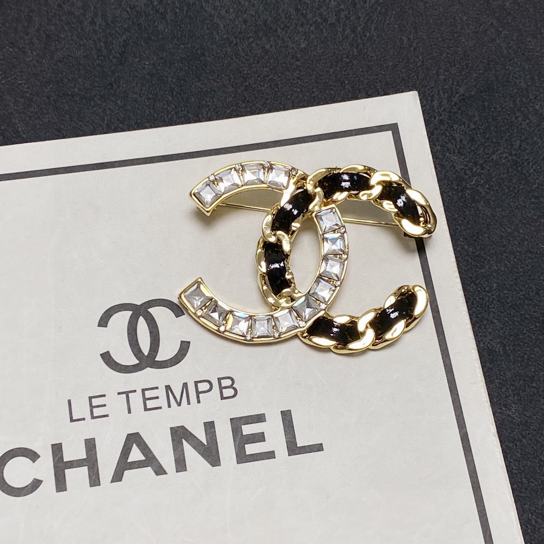 CHANEL🇫🇷Xiaoxiang Chanel brooch in new leather and diamonds