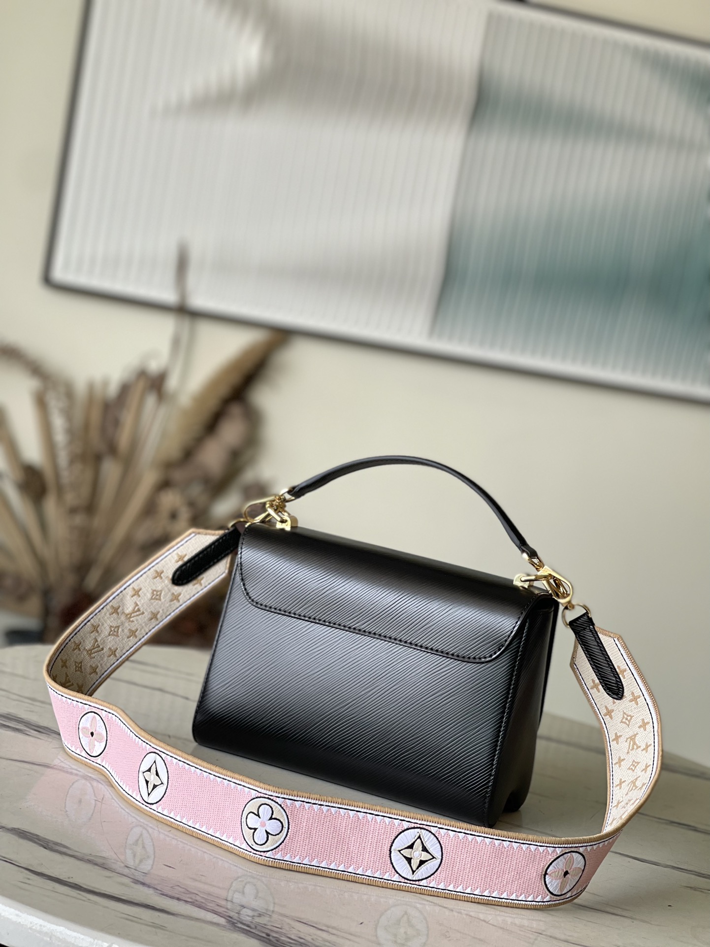 𝐋𝐎𝐔𝐈𝐒 𝐕𝐔𝐈𝐓𝐓𝐎𝐍 M22038 This Twist Medium Bag