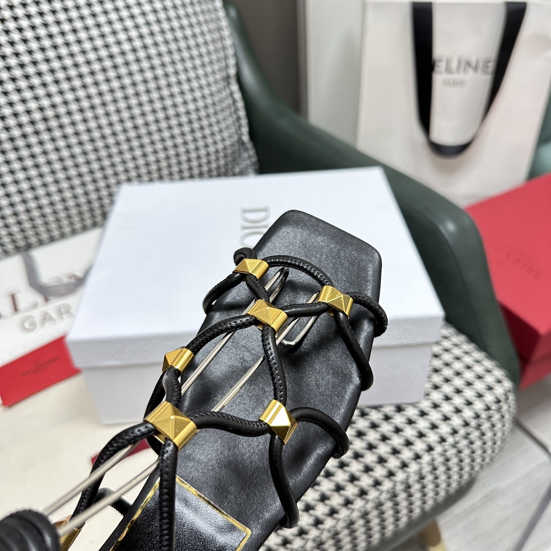 【Valentino】𝟐𝟎𝟐𝟏/𝐒𝐒 𝐧𝐞𝐰  Valentino's newest collection of Roman sandals with Italian printed leather soles