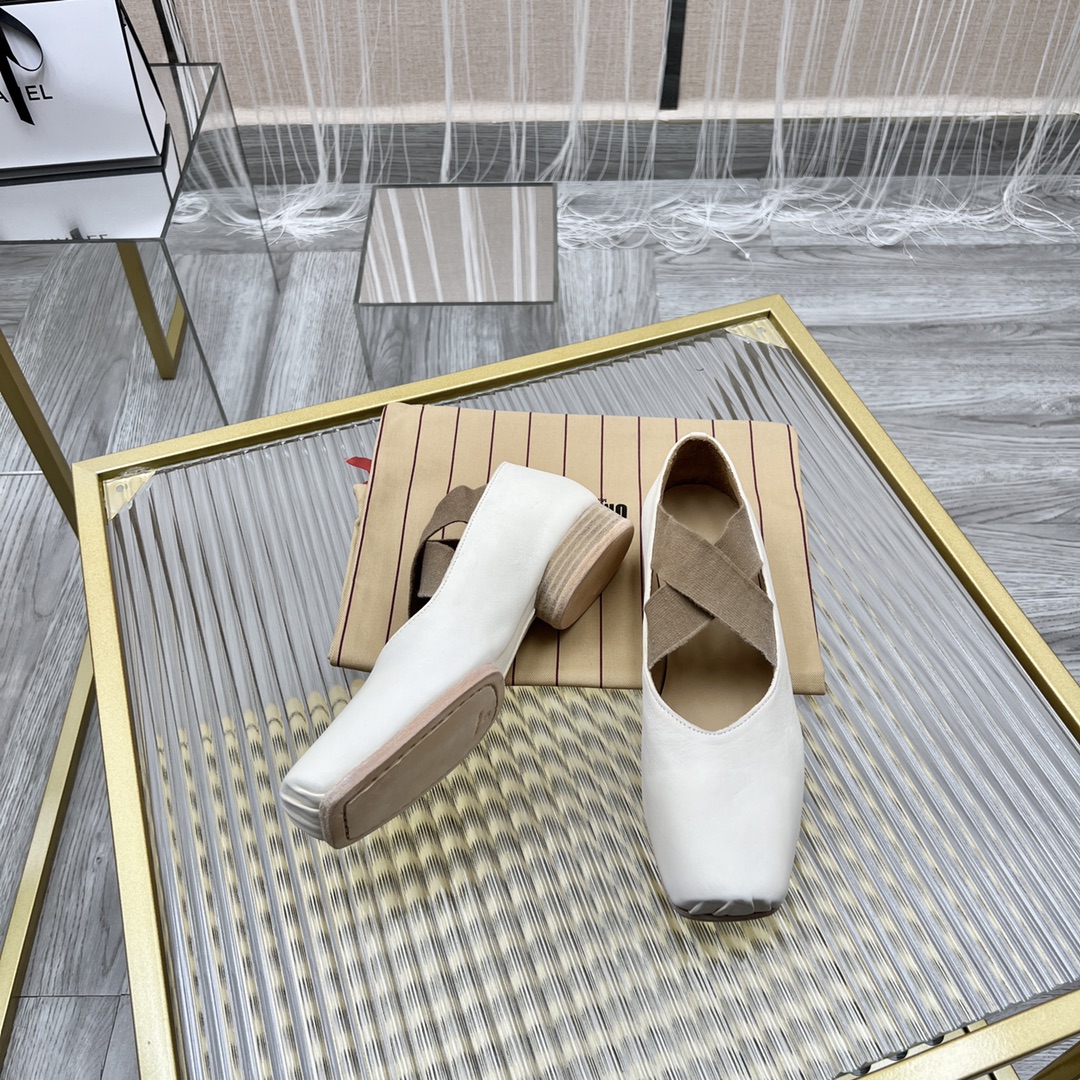 𝐔𝐌𝐀 𝐖𝐀𝐍𝐆｜𝟐𝟎𝟐𝟑/𝐒𝐒 𝐧𝐞𝐰  UMA WANG classic models retro do old ballet shoes