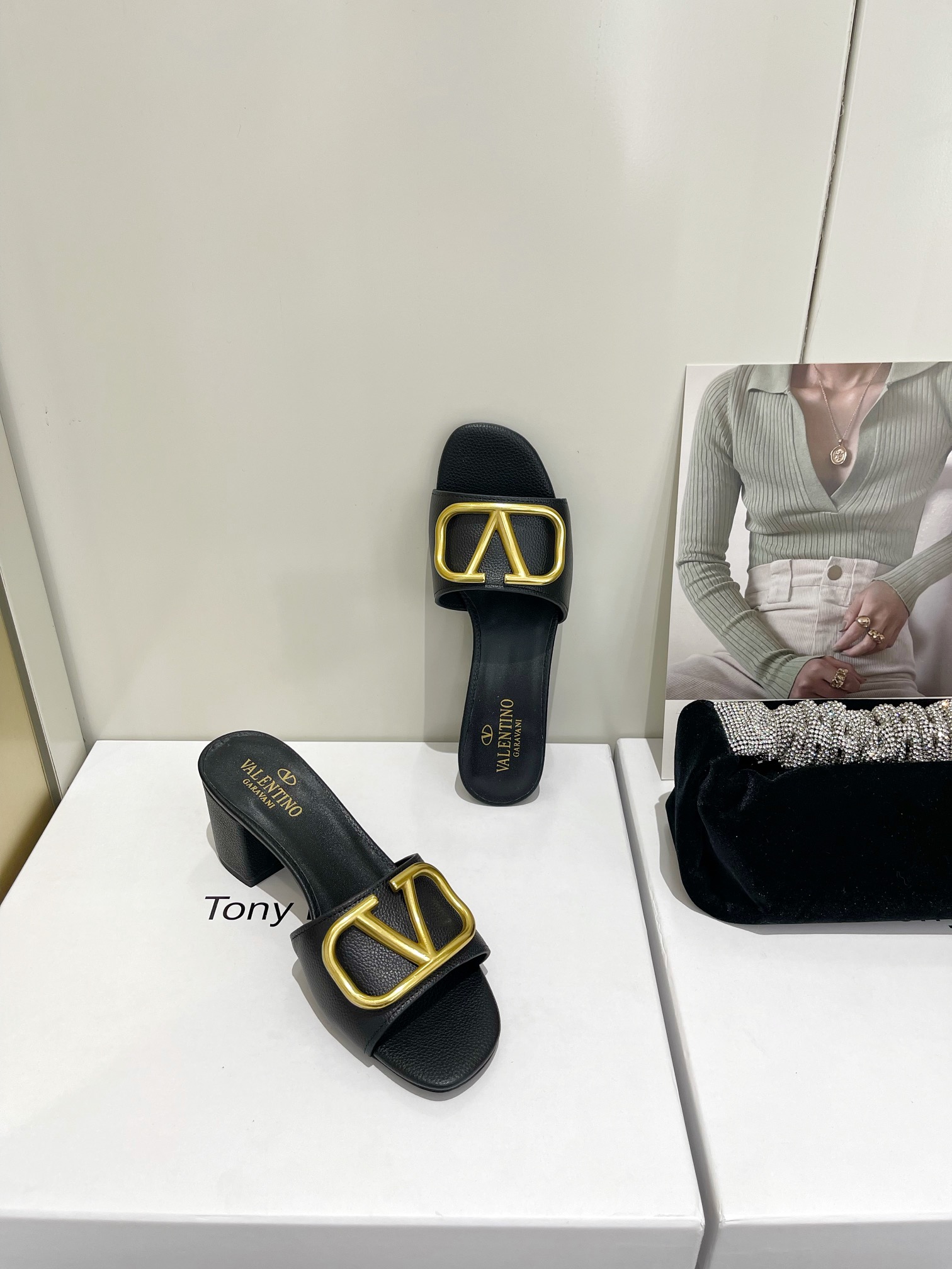 【Valentino】𝟐𝟎𝟐𝟏/𝐒𝐒 𝐧𝐞𝐰  Valentino 2022 / fw spring and summer new women's slippers
