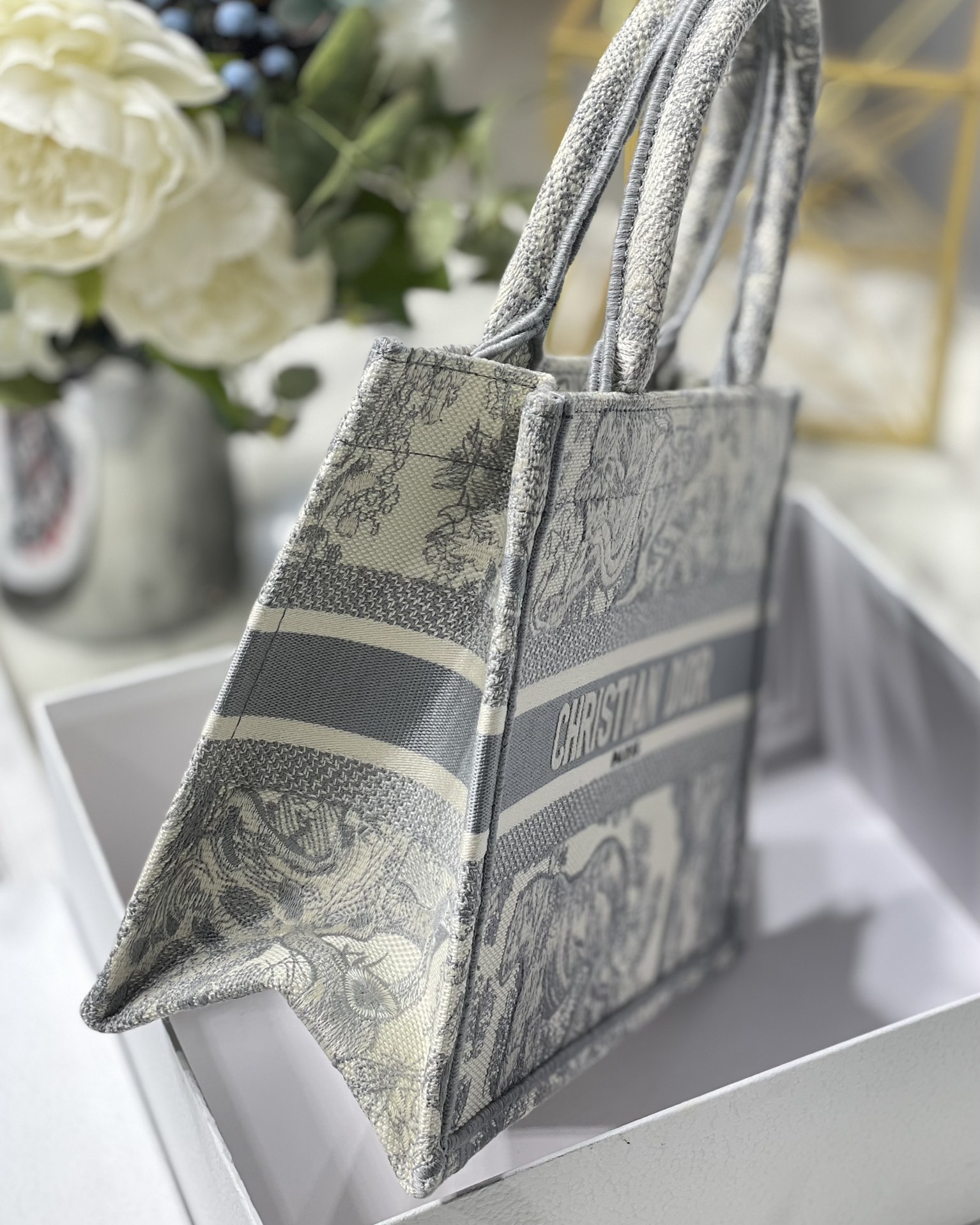 DIOR TOTE Grey tiger embroidery