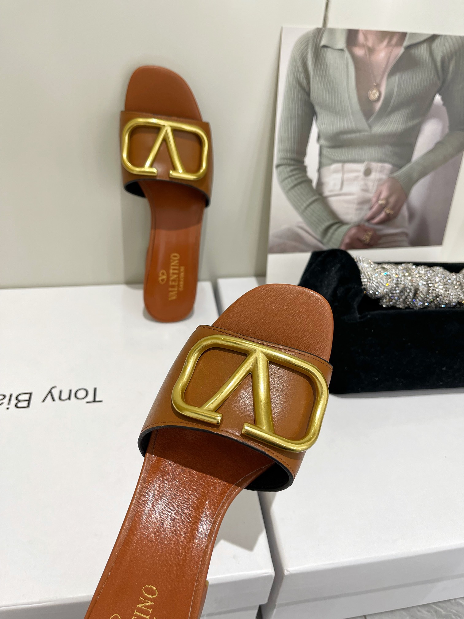 【Valentino】𝟐𝟎𝟐𝟏/𝐒𝐒 𝐧𝐞𝐰  Valentino 2022 / fw spring and summer new women's slippers
