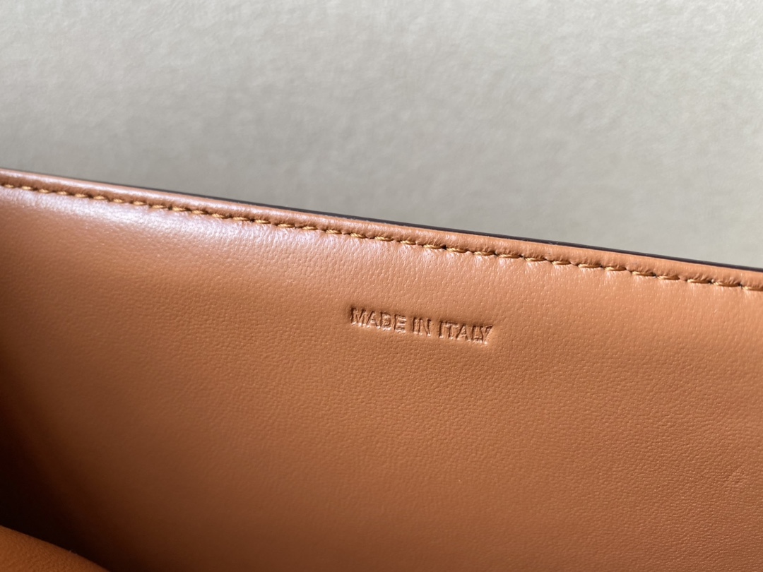 𝐂𝐞𝐥𝐢𝐧𝐞 Triomphe Medium 22.5cm