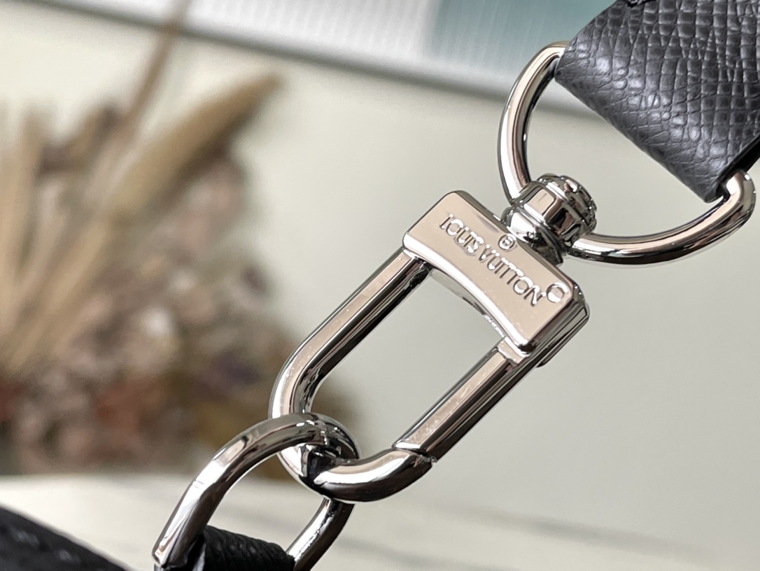 𝐋𝐎𝐔𝐈𝐒 𝐕𝐔𝐈𝐓𝐓𝐎𝐍 M30936 Presbyopia Duo Shoulder Bag Stitching