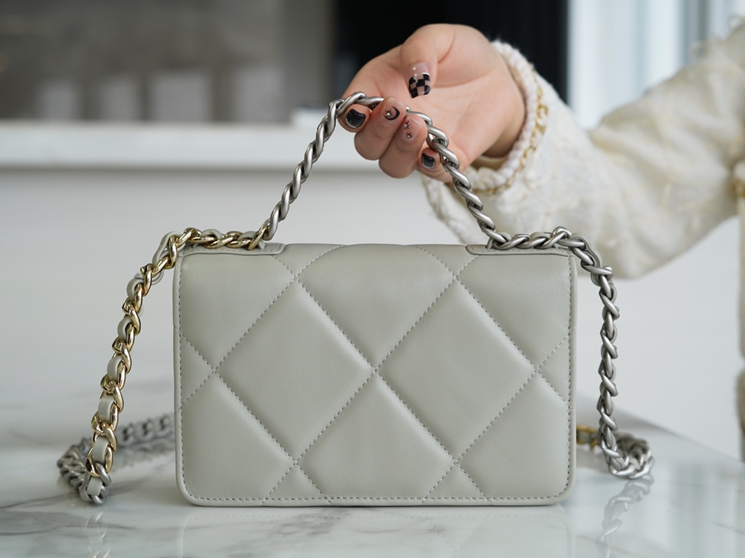 CHANEL 19Bag 𝑾𝒐𝒄 22C silver buckle light grey