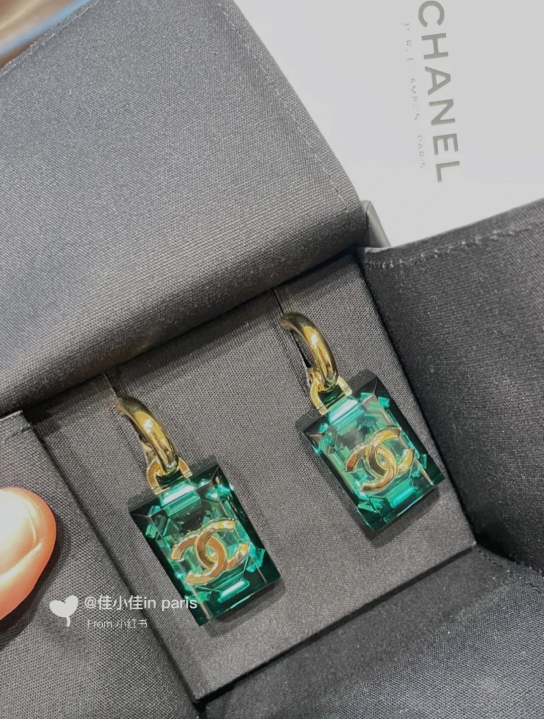 CHANEL🇫🇷Xiaoxiang emerald sugar cube letter earrings