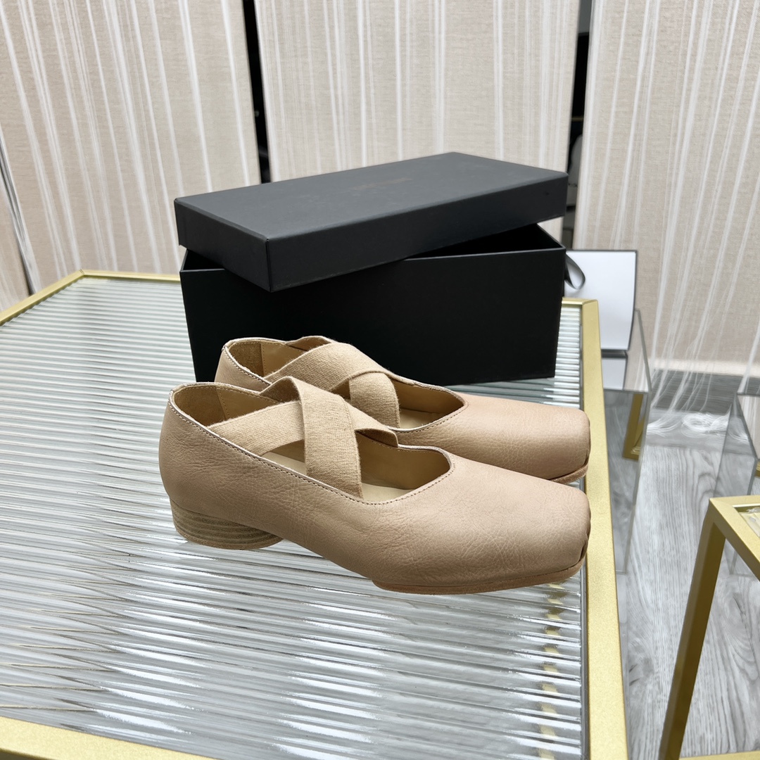 𝐔𝐌𝐀 𝐖𝐀𝐍𝐆｜𝟐𝟎𝟐𝟑/𝐒𝐒 𝐧𝐞𝐰  UMA WANG classic models retro do old ballet shoes