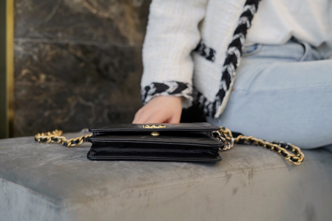 CHANEL 19Bag 𝑾𝒐𝒄 22C black gold buckle