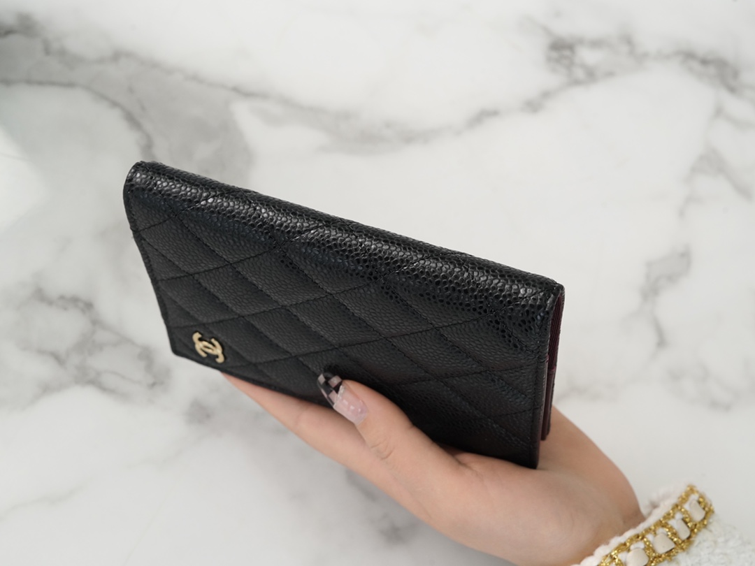 𝗖𝗛𝗔𝗘𝗡𝗟✦ Classic Passport Clip Caviar Grain Calfskin 🐂 Black Ball Gold