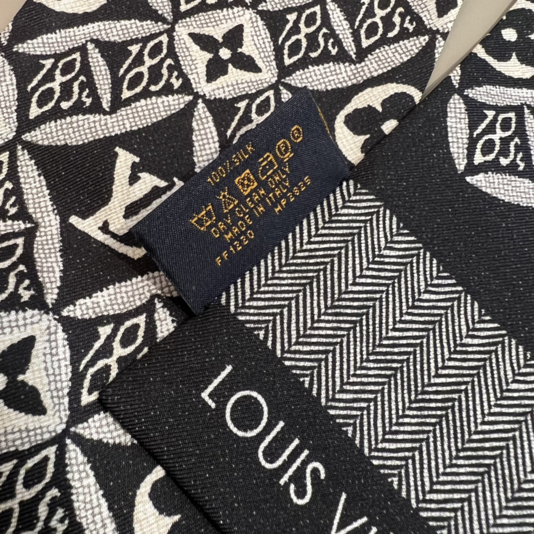 𝐋𝐨𝐮𝐢𝐬 𝐕𝐮𝐢𝐭𝐭𝐨𝐧 