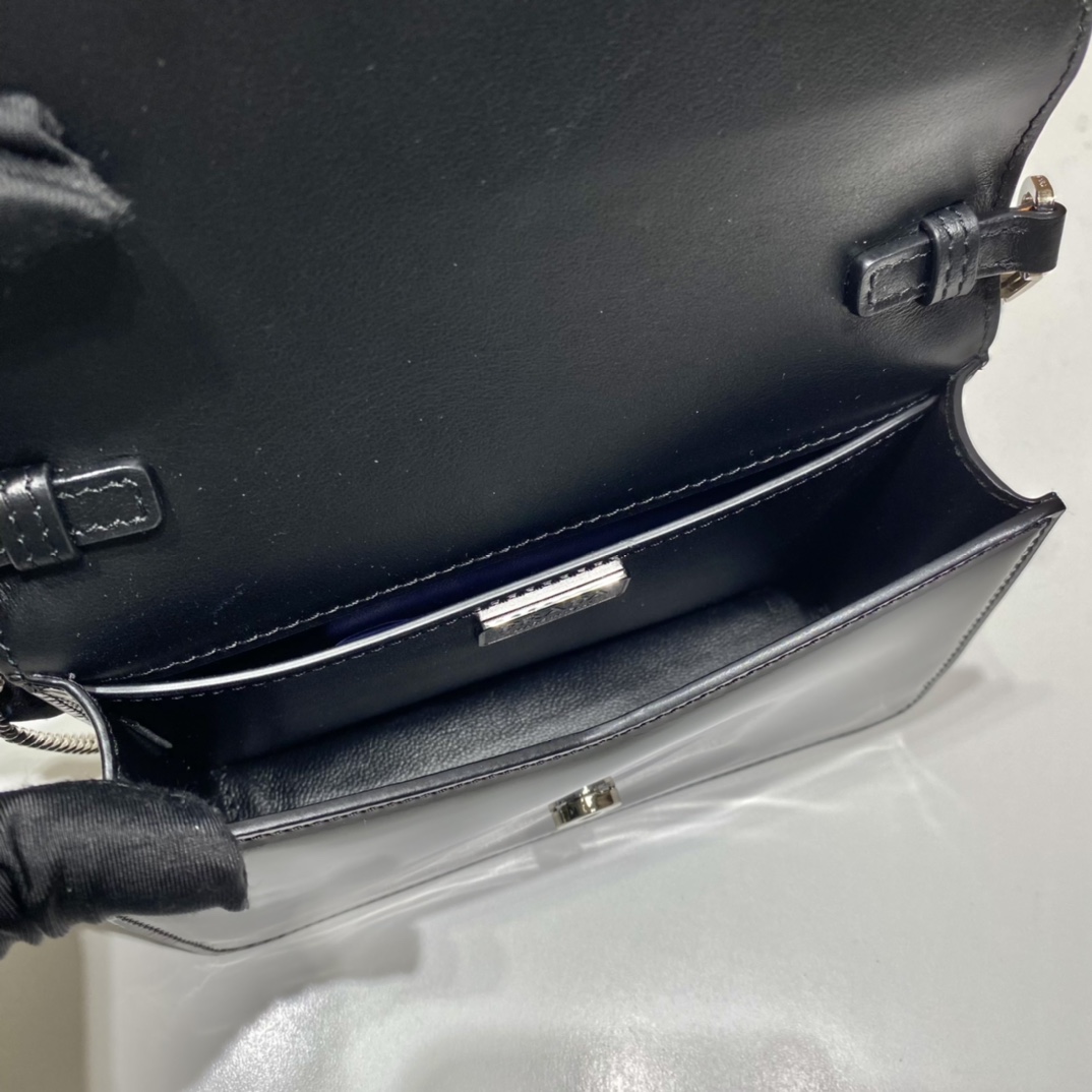 𝐏𝐑𝐀𝐃𝐀 Large triangular flap 1BH189