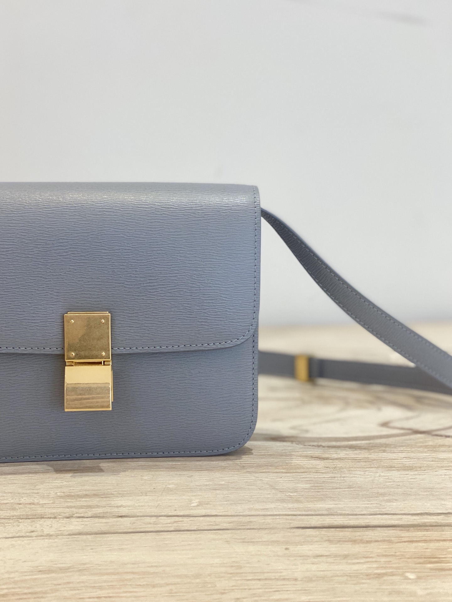 𝐂𝐞𝐥𝐢𝐧𝐞 Box Teen bag in polished calfskin