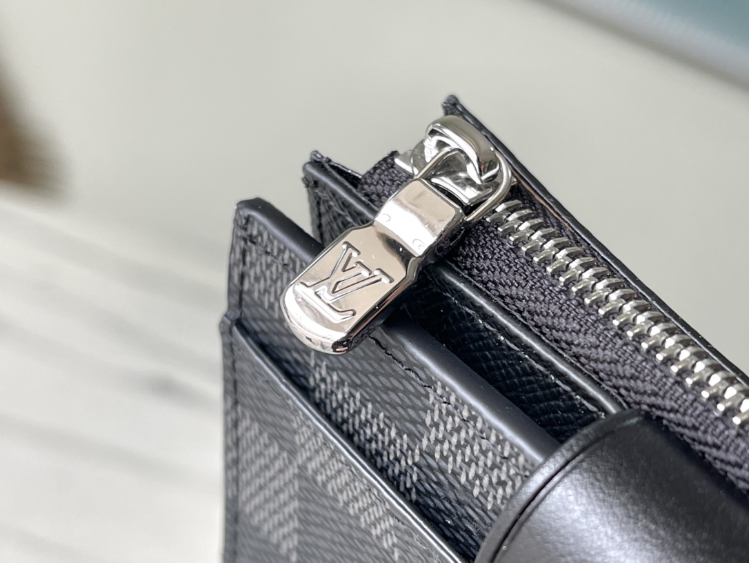 𝐋𝐎𝐔𝐈𝐒 𝐕𝐔𝐈𝐓𝐓𝐎𝐍  N60451