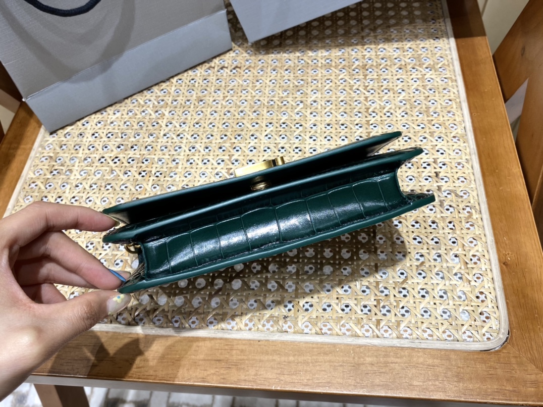 BALENCIAGA 𝘄𝗮𝗹𝗹𝗲𝘁 𝗼𝗻 𝗰𝗵𝗮𝗶𝗻 ▪️ crocodile print green gold buckle