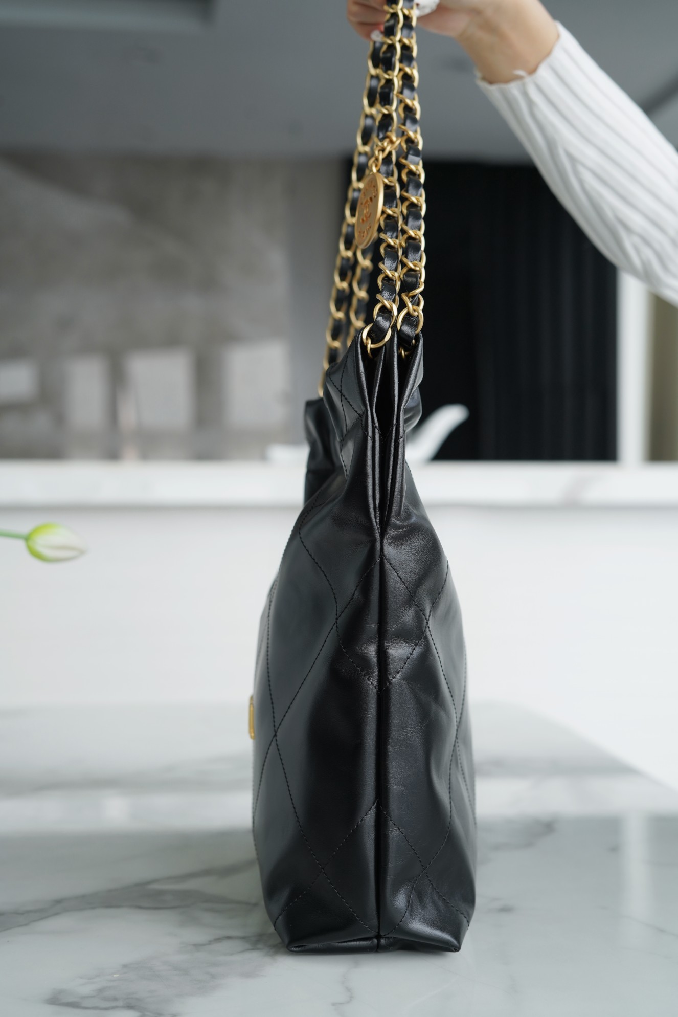𝗖𝗛𝗔𝗘𝗡𝗟 ✦𝟐𝟐𝗣 spring and summer new 𝟐𝟐 handbag authentic tail leather black gold