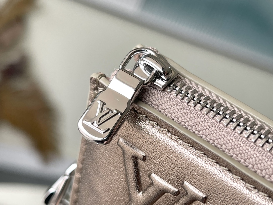 𝐋𝐎𝐔𝐈𝐒 𝐕𝐔𝐈𝐓𝐓𝐎𝐍      M81828