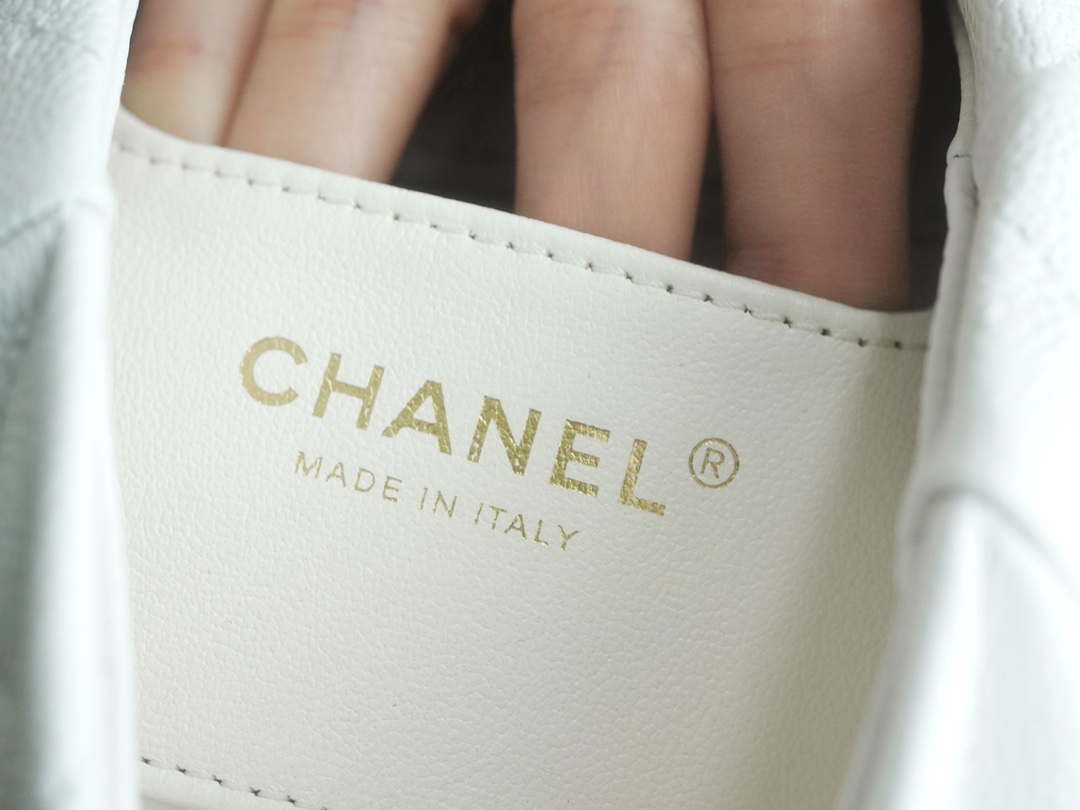 𝗖𝗛𝗔𝗡𝗘𝗟✦ 23P Spring Summer New Love Adjustable Buckle HoBo Bag White