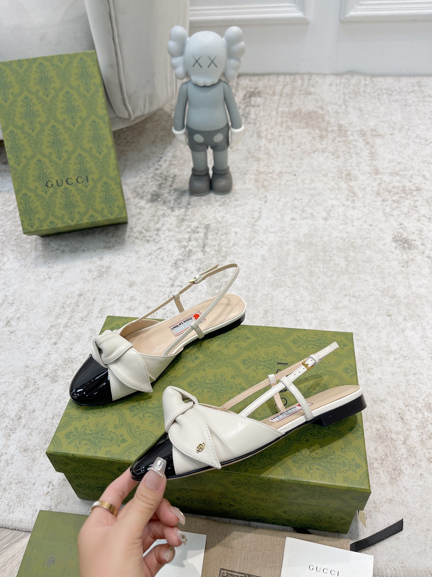 Gucci new buckle bow sandals