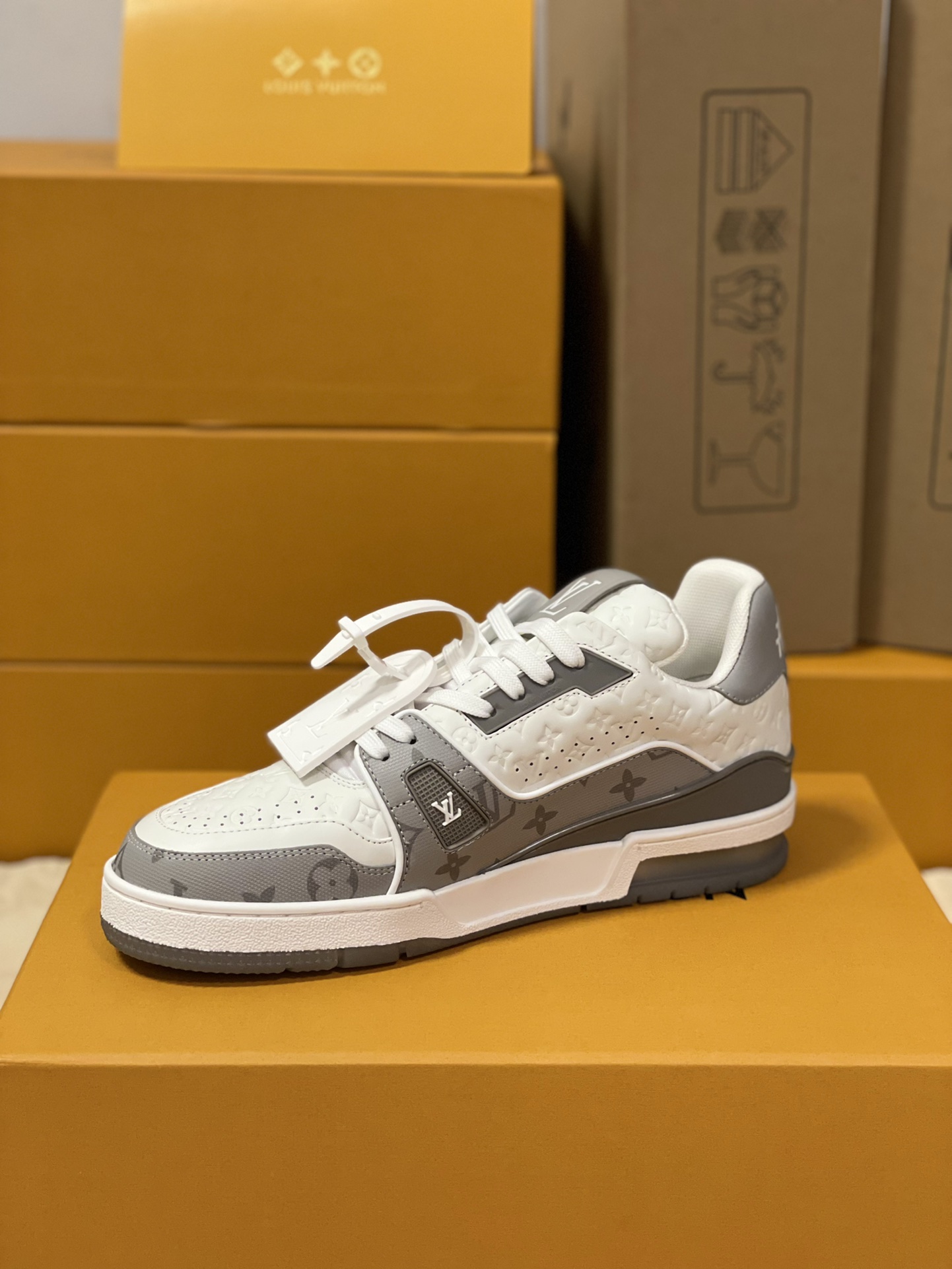 Louis Vuitton Trainer Sneakers Couple Model LD 0727