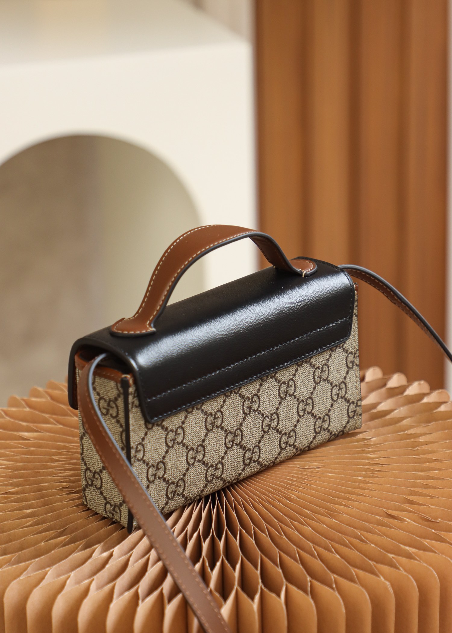 GUCCI 𝙥𝙖𝙙𝙡𝙤𝙘𝙠 series new member genuine leather #652683