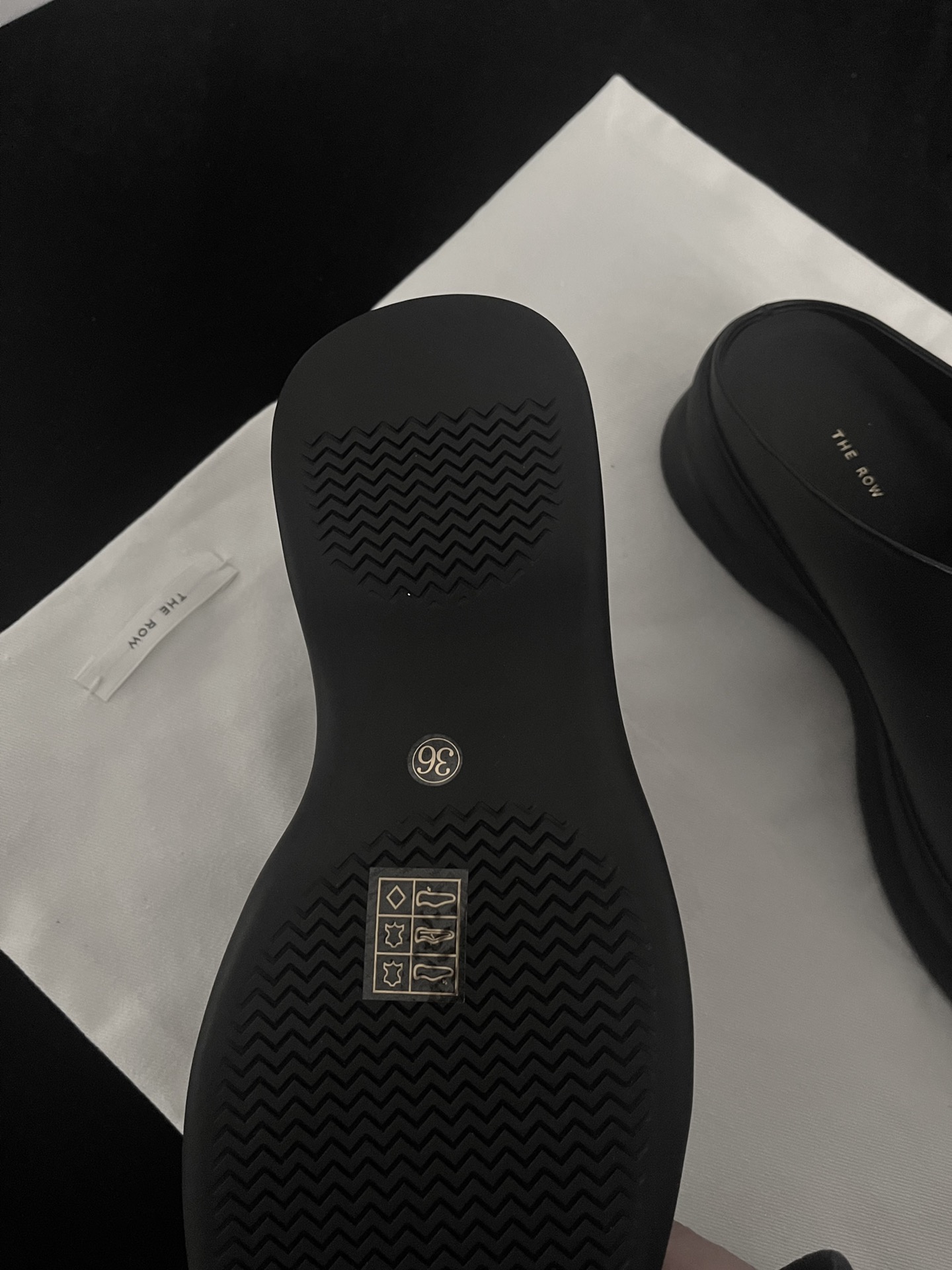 𝐓𝐇𝐄 𝐑𝐎𝐖｜𝟐𝟎𝟐𝟐/𝐒𝐒 𝐧𝐞𝐰 Still as usual minimalist design minimalist versatile Imported calfskin