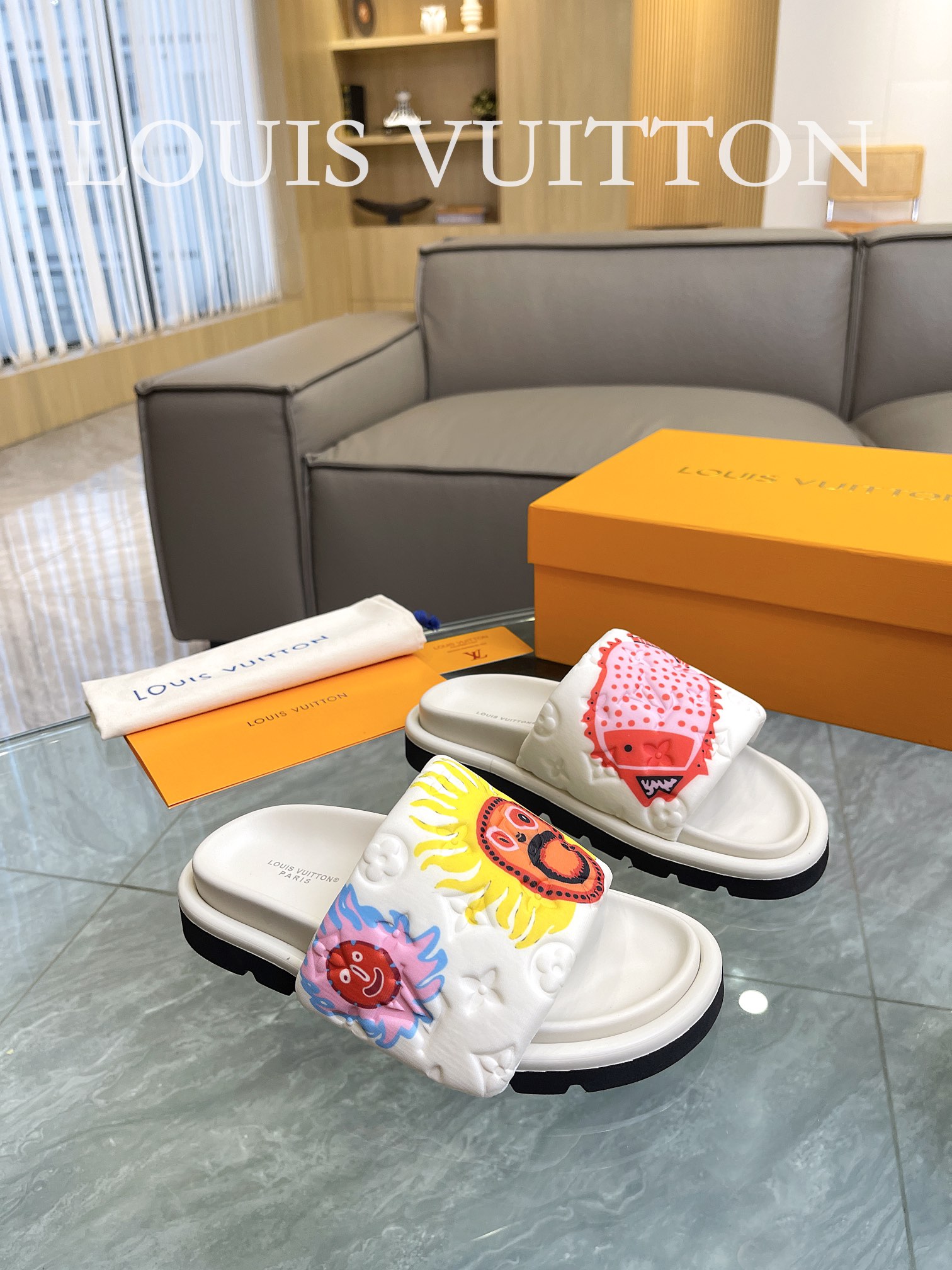 Louis Vuitton 2023 couple models embossed print