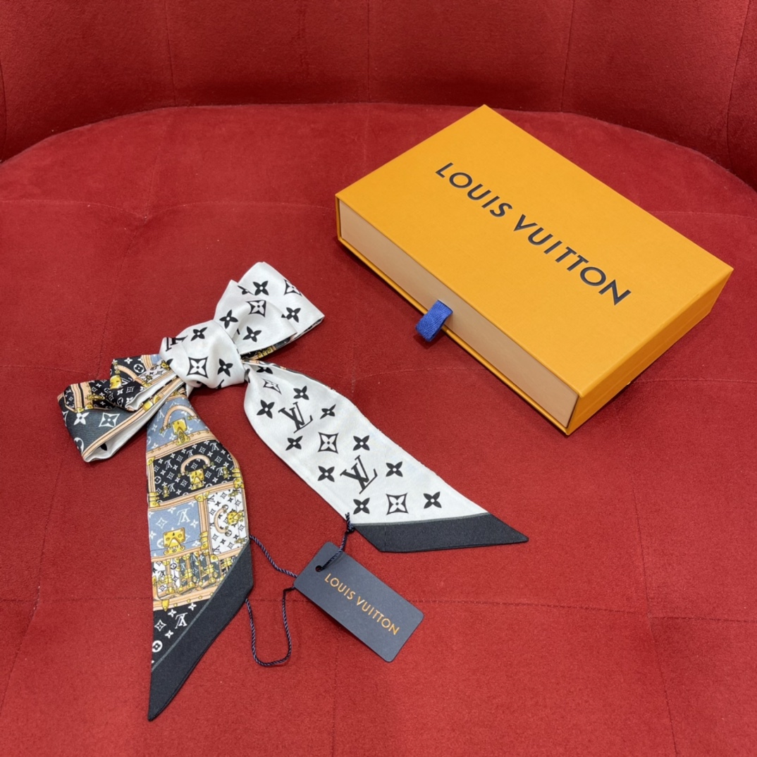 𝐋𝐨𝐮𝐢𝐬 𝐯𝐮𝐢𝐭𝐭𝐨𝐧 A classic silk scarf with a hard case and presbyopic elements