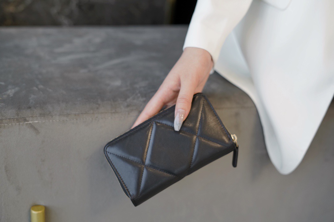 𝗖𝗛𝗔𝗘𝗡𝗟✦In goatskin leather🐐 Series 19 Zip Wallet Black Gold